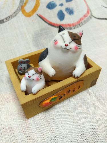 みかん箱の中の「ねこ＆ねずみ」