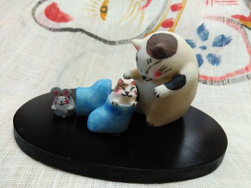 仲良し「ねこの親子」と「ねずみ」